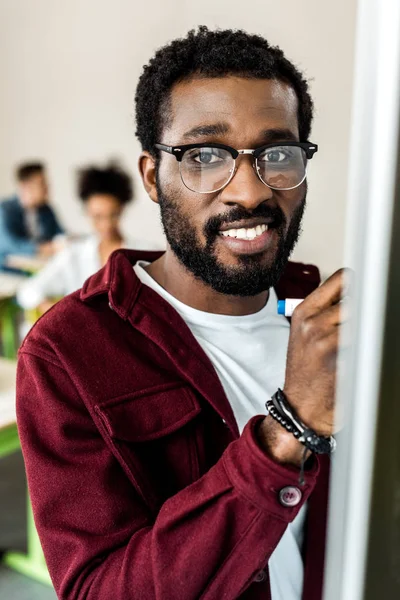 Estudiante Afroamericano Sonriente Gafas Que Escriben Rotafolio — Foto de Stock