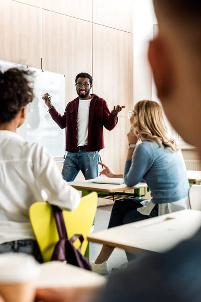 Leende Afroamerikansk Student Glasögon Stående Nära Blädderblock — Stockfoto