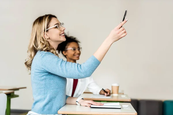 Studenti Multiculturali Sorridenti Occhiali Seduti Alle Scrivanie — Foto Stock