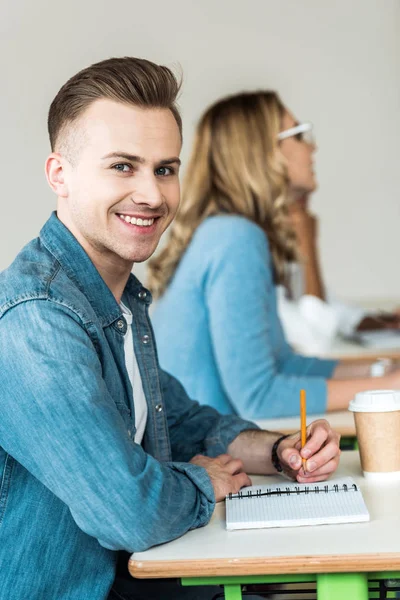 Estudiante Sonriente Camisa Mezclilla Escribiendo Cuaderno Universidad — Foto de Stock