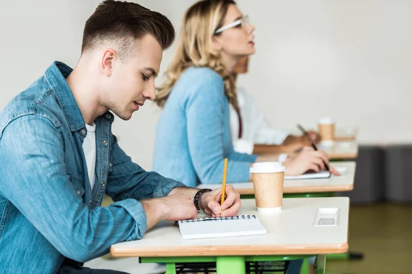 Studenter Som Skriver Anteckningsböcker Föreläsning Universitetet — Stockfoto