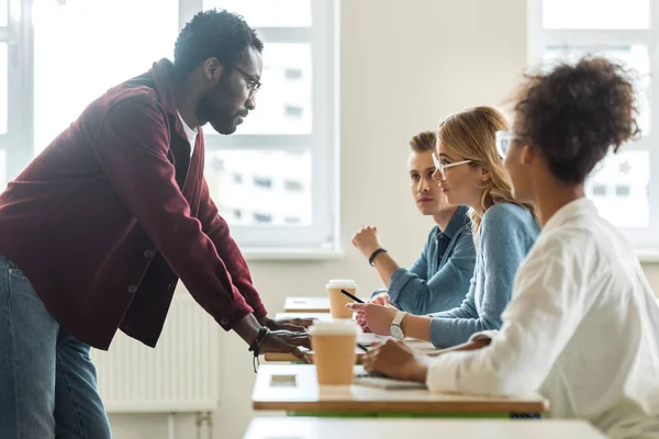 Multi Etnische Studenten Glazen Die Naar Elkaar Kijken Universiteit — Stockfoto