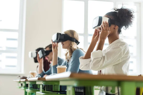 Enfoque Selectivo Los Estudiantes Multiétnicos Utilizando Auriculares Universidad —  Fotos de Stock