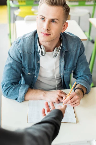 Dromerige Student Met Hoofdtelefoon Die Pen Vasthoudt Wegkijkt — Stockfoto