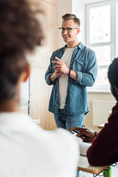 Studente Occhiali Denim Abbigliamento Sorridente All Università — Foto Stock