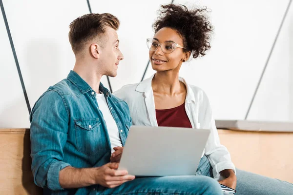 Två Mångkulturella Studenter Med Laptop Tittar Varandra Föreläsningssalen — Stockfoto