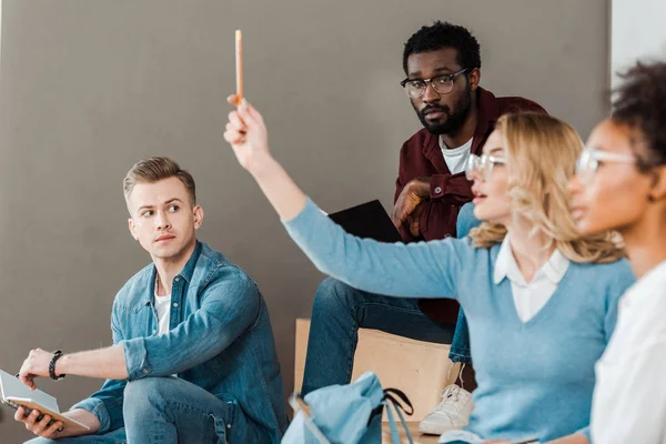 Multiculturele Studenten Glazen Met Notebooks Collegezaal — Stockfoto