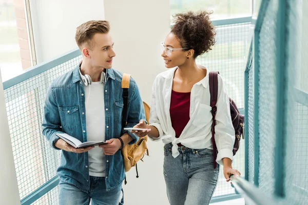 Leende Multietniska Studenter Med Notebook Och Smartphone Tittar Varandra Universitetet — Stockfoto