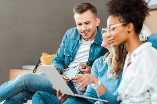 Selektiv Fokus För Mångkulturella Studenter Jeans Med Hjälp Laptop Universitetet — Stockfoto