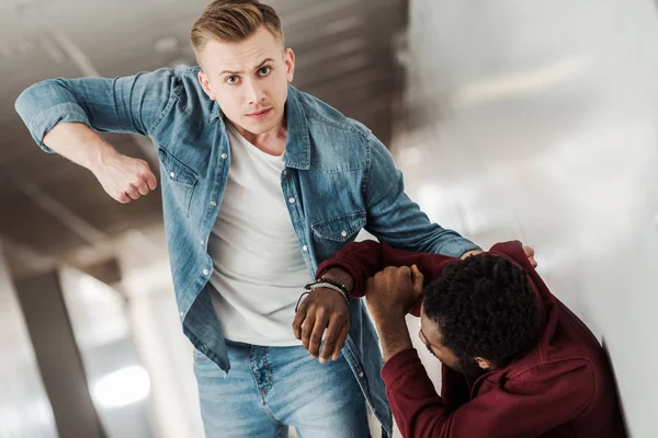 大学の廊下で戦うジーンズの2人の学生 — ストック写真