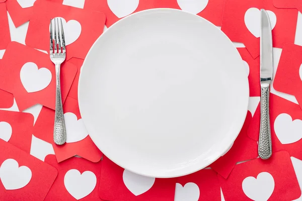 Top View Empty White Plate Knife Fork Red Paper Cut — Stock Photo, Image