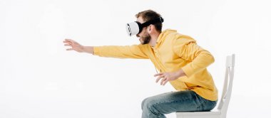 beyaz izole sanal gerçeklik kulaklık kullanırken adam uzanan el panoramik çekim