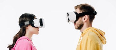 beyaz izole sanal gerçeklik kulaklıkgenç adam ve kadın panoramik çekim