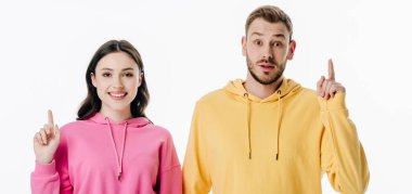 beyaz izole fikir işaretleri gösteren hoodies gülümseyen erkek ve kadın panoramik çekim