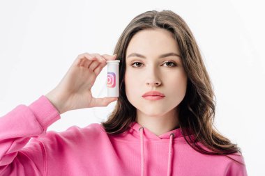 instagram logolu konteyner tutan çekici genç kadın ve beyaz izole kamera bakıyor
