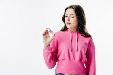 pembe kapüşonlu güzel genç kadın beyaz izole instagram logosu ile konteyner tutan