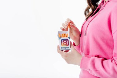 beyaz izole instagram logosu ile sigara paketi tutan genç kız kırpılmış görünümü