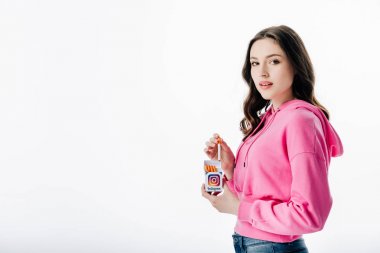 instagram logosu ile sigara paketi tutan çekici kız ve beyaz izole kamera bakıyor