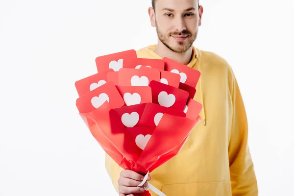 Гарний Усміхнений Чоловік Тримає Букет Червоного Паперу Вирізаних Листівок Сердечками — стокове фото