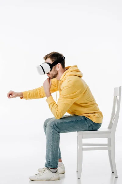 Mladý Muž Virtuální Realitě Sluchátka Imitující Psaní Zatímco Sedí Židli — Stock fotografie