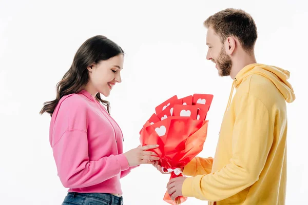 Hombre Guapo Obsequio Ramo Tarjetas Papel Rojo Cortadas Con Símbolos — Foto de Stock