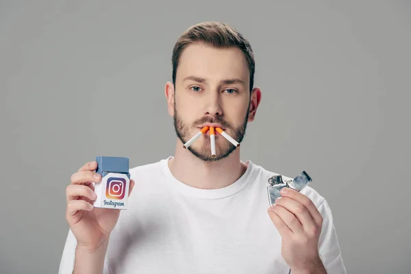 Mladý Muž Cigaretami Ústech Drží Balení Logem Instagram Dívá Fotoaparát — Stock fotografie