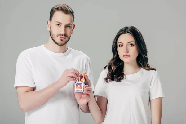 Joven Serio Hombre Mujer Blanco Camisetas Sosteniendo Paquete Cigarrillos Con — Foto de Stock