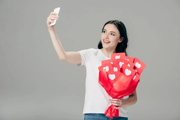 Niña Sonriente Sosteniendo Ramo Tarjetas Corte Papel Rojo Con Símbolo — Foto de Stock