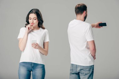 gri izole selfie çekerken adamın yanında dururken akıllı telefon kullanan dalgın genç kız