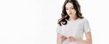 beyaz izole akıllı telefon kullanarak beyaz t-shirt odaklı genç kadın panoramik çekim