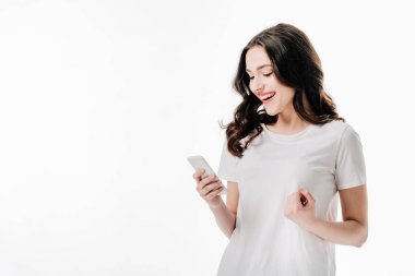 beyaz beyaz izole akıllı telefon kullanarak beyaz t-shirt oldukça neşeli kız