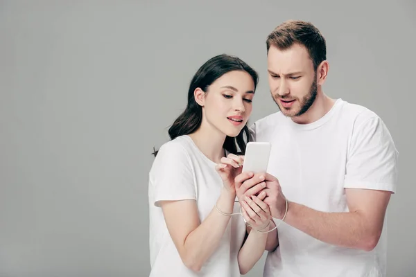 Hombre Mujer Enfocados Camisetas Blancas Con Cable Usb Alrededor Las — Foto de Stock