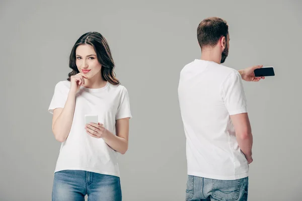 Souriante Jolie Fille Shirt Blanc Debout Près Jeune Homme Prenant — Photo