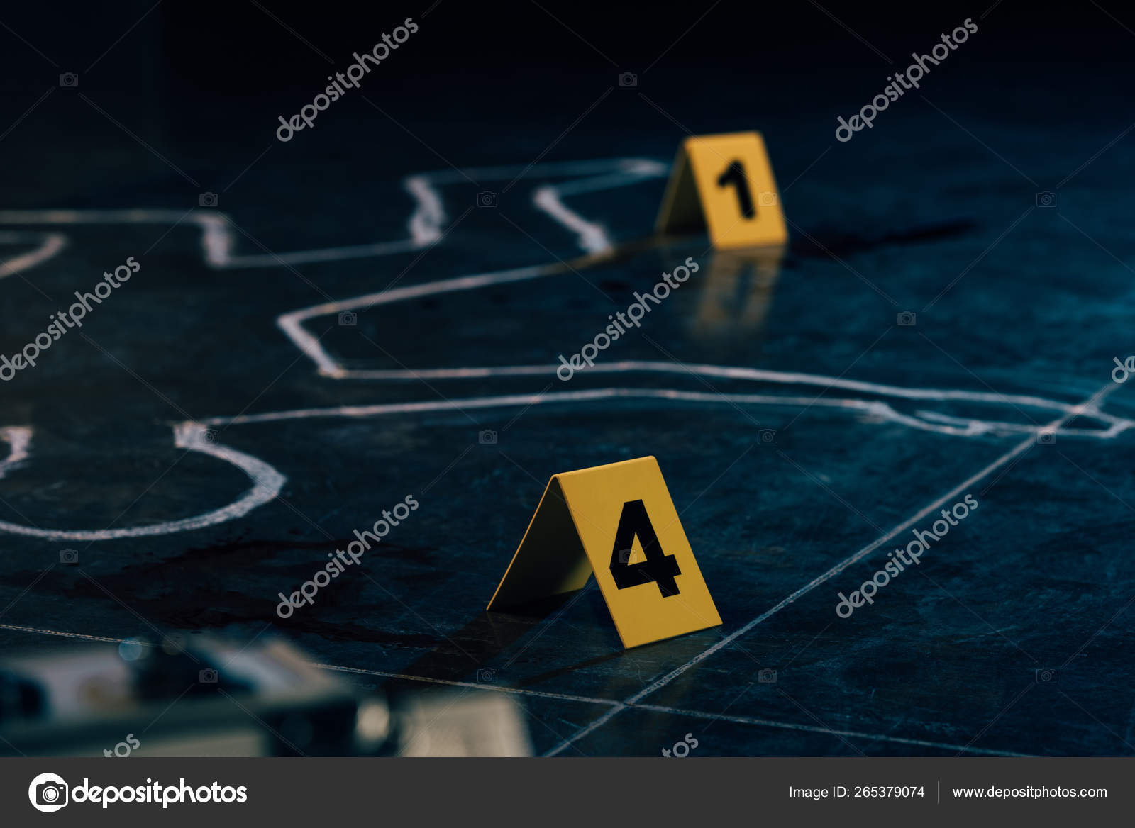 Selective Focus Chalk Outline Evidence Markers Crime Scene — Stock