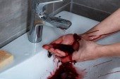 částečný pohled na ženu mytí krvácející ruce v koupelně