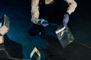 olay yerinde ziploc çanta bıçak koyarak araştırmacı kırpılmış görünümü