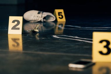akıllı telefon seçici odak, tebeşir anahat, ayakkabı, dolar banknot ve suç mahallinde kanıt işaretleri