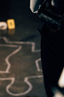 olay yerinde silah ile araştırmacı kırpılmış görünümü