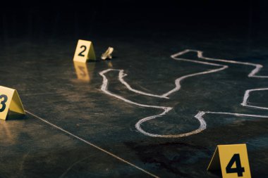 tebeşir anahat ve suç mahallinde kanıt işaretleri seçici odak