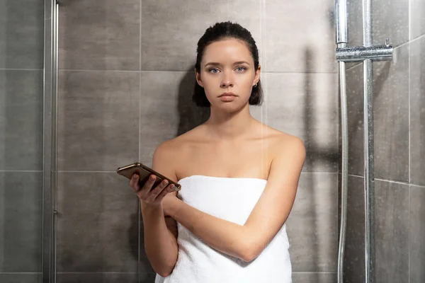 Visão Frontal Jovem Mulher Toalha Segurando Smartphone Banheiro — Fotografia de Stock