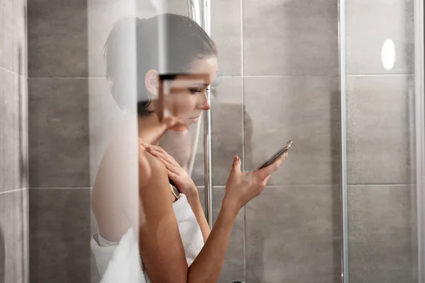 Selective Focus Young Woman Towel Using Smartphone Bathroom — Stock Photo, Image