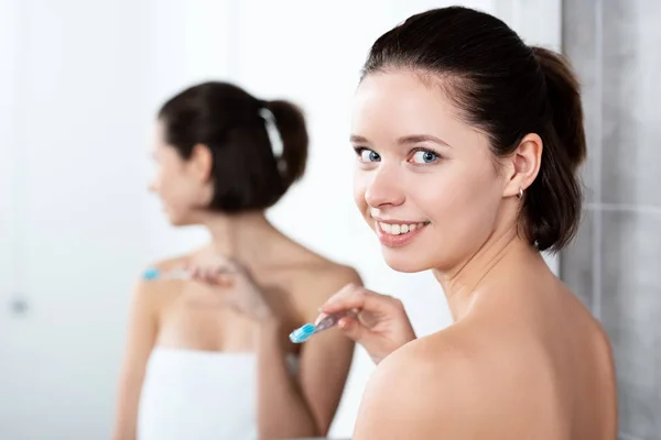 Menina Muito Sorridente Segurando Escova Dentes Perto Espelho Banheiro — Fotografia de Stock