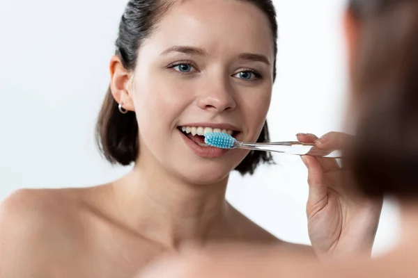 Alegre Joven Mujer Cepillarse Los Dientes Delante Del Espejo —  Fotos de Stock