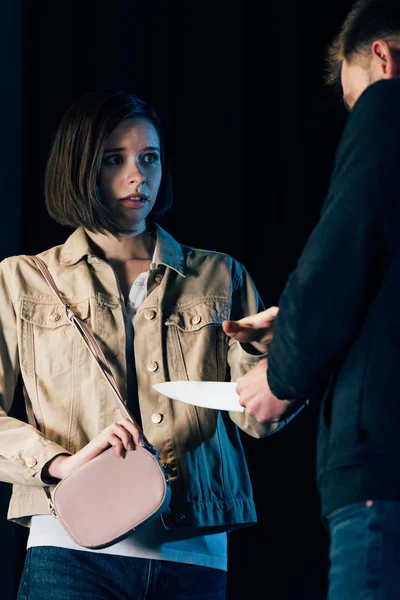 Vista Parcial Mujer Atacante Criminal Con Cuchillo Aislado Negro — Foto de Stock