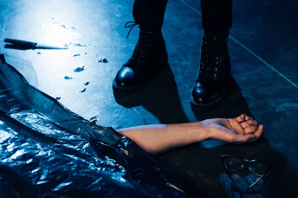 Cropped View Investigator Standing Covering Dead Body Crime Scene — Stock Photo, Image