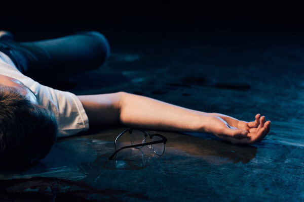 частичный вид трупа на полу на месте преступления
