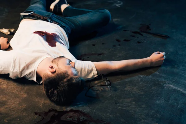 Homem Morto Com Smartphone Bolso Chão Cena Crime — Fotografia de Stock