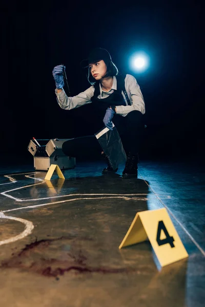 Investigator Holding Knife Ziploc Bag Crime Scene — Stock Photo, Image