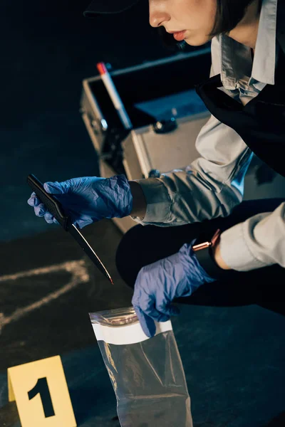 Cropped View Investigator Holding Knife Ziploc Bag Crime Scene — Stock Photo, Image