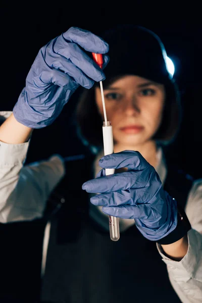 犯罪現場で綿棒と試験管を保持するゴム手袋の捜査官の選択的焦点 — ストック写真